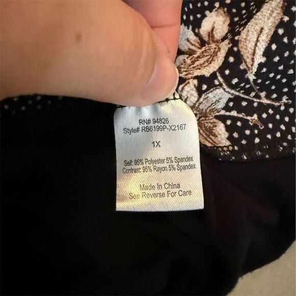 Tempted Hearts Los Angeles Women's 1X Black Floral Blouse V-Neck Zipper - Picture 4 of 4